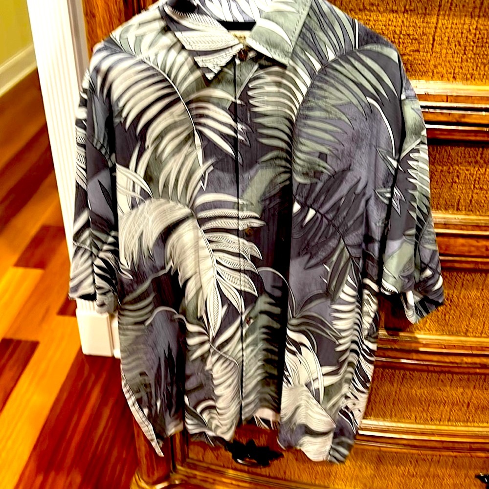 Tommy Bahama Vintage Mens 100% silk button-down shirt
